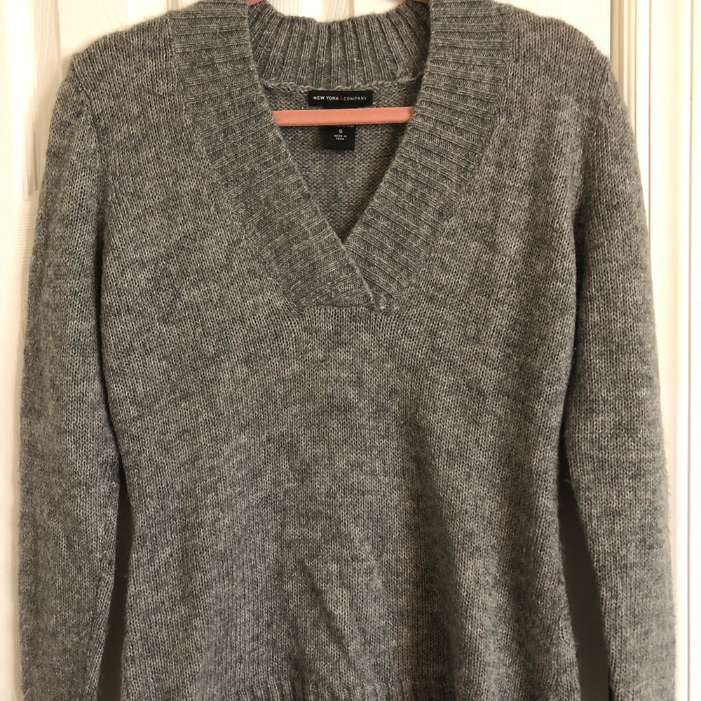 Grey v-neck sweater - Picture 1 of 2